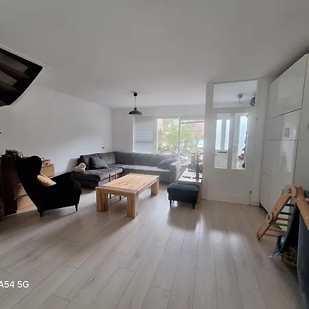 Large Family House In Tanthof, Делфт