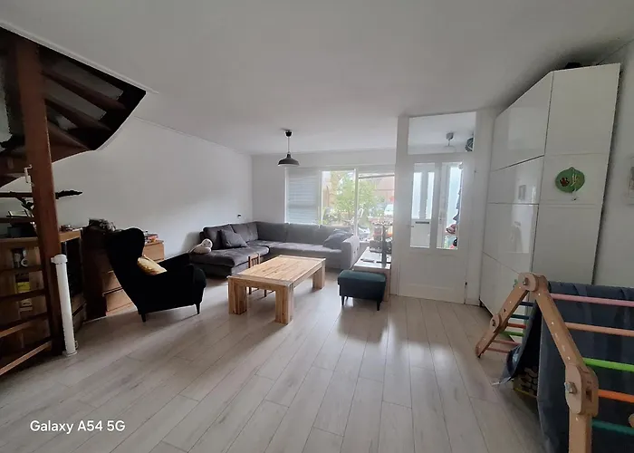 Large Family House In Tanthof, Делфт